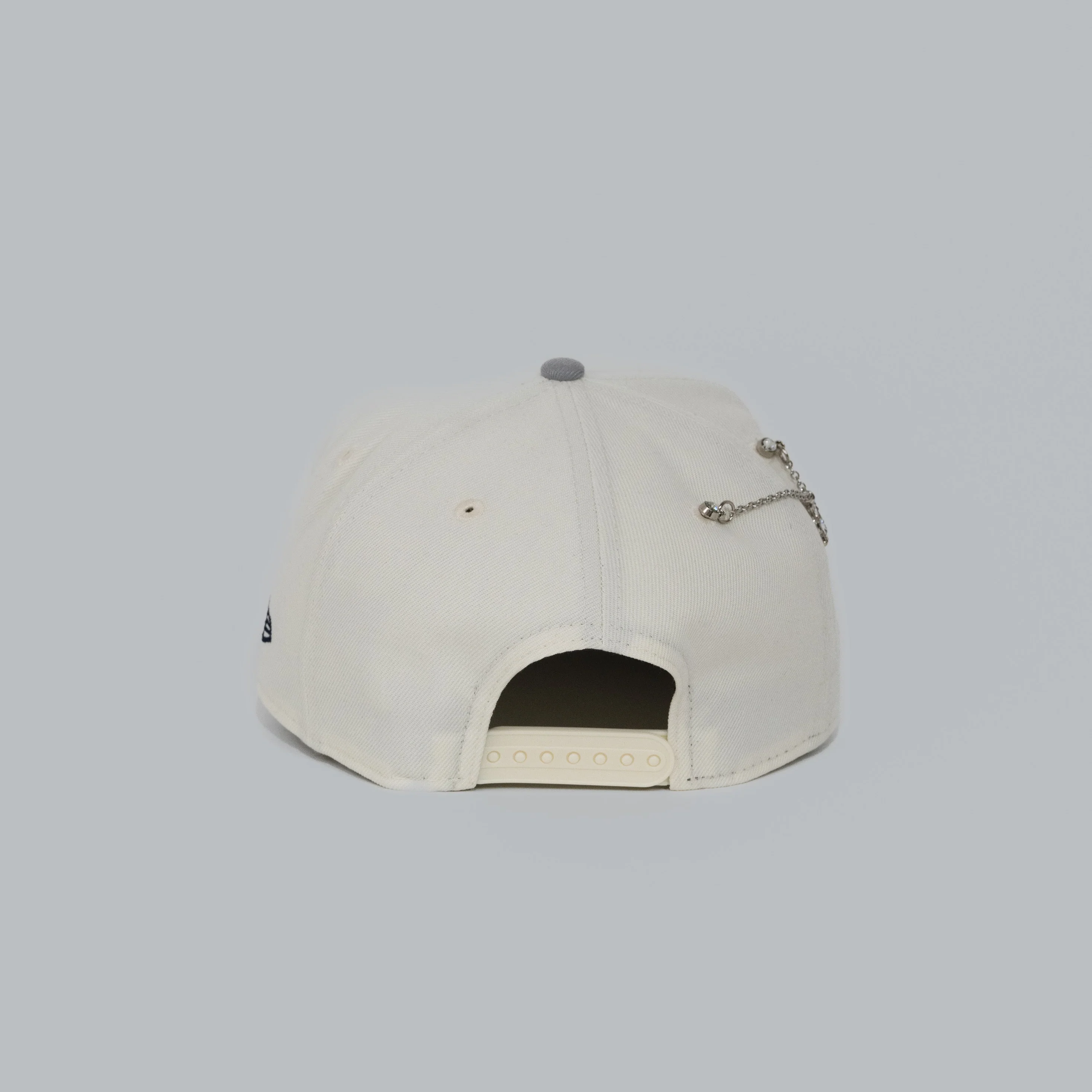 NEW ERA EXCLUSIVE 9FIFTY A-FRAME CHROME/ NAVY NEW YORK YANKEES SNAPBACK W/ 1996 WORLD SERIES SIDE PATCH - Image 4